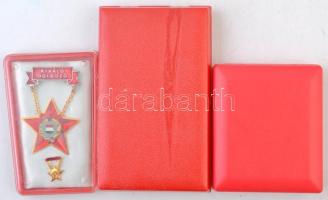 ~1960-1980. "Kiváló Dolgozó" zománcozott kitüntetés miniatűrrel plasztiktokban + ~1970. &q...