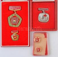 ~1970-1980. "A Vállalat Kiváló Brigádja / Szocialista Brigád" zománcozott fém jelvény miniatűrrel, eredeti tokban + "Szocialista Brigád" jelvény (2x) tokban + DN "Véradásért" fém jelvény eredeti, sérült tokban T:2