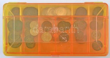 68db-os vegyes magyar és külföldi fémpénz tétel, műanyag horgászdobozban, közte 1851G 2kr Cu; 1938. ...