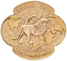 Amerikai Egyesült Államok 1980. "Safari Club International / Limited Edition Commemorative Piece" aranyozott fém plakett plasztik tömbben, eredeti gyártói dobozzal, a dobozon a Safari Club International címerével (a plakett ~55x61mm, a tömb 89x90mm) T:1 / United States of America 1980. "Safari Club International / Limited Edition Commemorative Piece" gold plated plaque in plastic block, in original case with the crest of the Safari Club International (the plaque ~55x61mm, the block 89x90mm) C:UNC