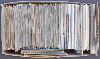 Kb. 900 db MODERN magyar és külföldi, városképes és motívumos képeslap, néhány egyformával / cca. 90...