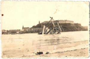 Újvidék, Novi Sad; Pétervárad, felrobbantott közúti híd / destroyed bridge, photo (fl)