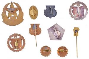 10db-os vegyes jelvény és kitűző tétel a Szocialista korszakból, közte "Kiváló Katona, "25...