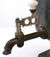 cca 1930 Kolchuginovoi szovjet réz szamovár, jelzett (Cvetmet), porcelán fogókkal, kopott, m: 45 cm ...