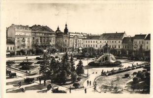 Kolozsvár, Cluj; Mátyás király téri részlet, gyógyszertár, Rosemarie MacDunn, M. Deutsch üzletei, szobor, automobil / square, pharmacy, shops, statue, automobile (EK)