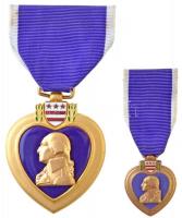 Amerikai Egyesült Államok 1917- Bíbor Szív aranyozott, zománcozott kitüntetés, sebesülési érdemérem, mellszalagon + 1917.- Bíbor Szív miniatűr aranyozott, zománcozott kitüntetés T:2 / USA 1917- Purple Heart gold plated, enamelled decoration for wounded, with ribbon + 1917.- Purple Heart miniature, gold plated, enamelled C:XF