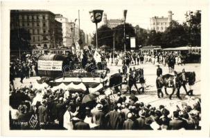 1928 Vienna, Wien; X. Deutsches Bundes Sängerfest, Festzug, 'Dortmunder Vier Dortmunder Sänger' / 10th German Federal Song Festival, Dortmund singers, tram