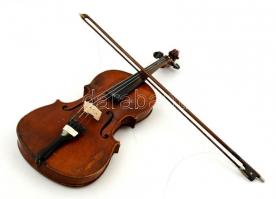 Hegedű, műbőr tokban, vonóval, hegedű húrral, a hegedű sérült, kopottas, a műbőr két helyen elvált a...