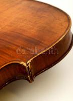 Hegedű, műbőr tokban, vonóval, hegedű húrral, a hegedű sérült, kopottas, a műbőr két helyen elvált a...