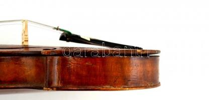 Hegedű, műbőr tokban, vonóval, hegedű húrral, a hegedű sérült, kopottas, a műbőr két helyen elvált a...