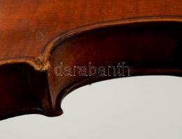 Hegedű, műbőr tokban, vonóval, hegedű húrral, a hegedű sérült, kopottas, a műbőr két helyen elvált a...