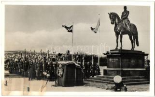 1941 Budapest I. Hadimúzeum, 'Az 1848/49-es szabadságharci zászlók ünnepélyes hazahozatala Oroszországból 1941. március 23-24.', ünnepség, Görgey Artúr szobor (ragasztónyomok / glue marks)