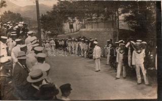 1917 Az SMS Novara, K. u. K. haditengerészet Helgoland-osztályú gyorscirkáló halottainak koszorú menete, az otranto-i csatában elhunyt haditengerészek temetése / funeral of K.u.K. mariners of SMS Novara after the Battle of Otranto. photo