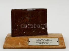 1963 XV. kerületi tst. Fazekas Ferenc emlékversenye 1963. IX. 29. feliratú fém kisplasztika, fa talapzaton, kopott, m: 9,5 cm