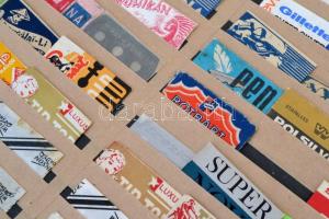 70 db különböző régi borotvapenge, eredeti csomagolásukban + 18 db borító nélkül + 6 csomag cigarett...