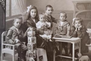 1897-1910 2 db családi fotó, hódmezővásárhelyi műtermekből, kartonra ragasztva, különböző méretben