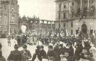 1916 Budapest I. Szent György tér,  IV. Károly király koronázása, megyei zászlósok, photo