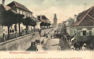 Medgyes, Mediasch, Medias; Forkesch utca, Mutatványosok velocipéden zászlóval, Fritz Guggenberger kiadása / Forkeschgasse / street, acrobats on Penny-farthing bicycle