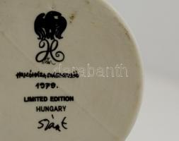 Hollóházi Szász Endre által tervezett mintával díszített tégely, matricás, hibátlan, jelzett, 5,5x6 ...