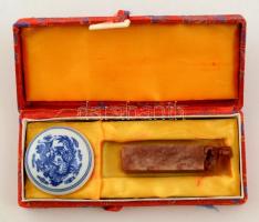Jelzett kínai porcelán tégely és egy figurális zsírkő pecsétnyomó, eredeti dobozában, m:8 cm, d:4 cm