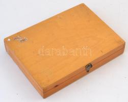 Linóleum metszőkészlet, fa dobozban, 11 db, a fa doboz kopottas, foltos, a doboz belsejében a szívac...