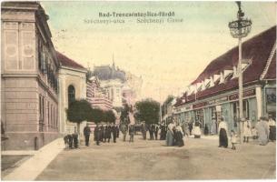 Trencsénteplic-fürdő, Trencianske Teplice; Széchenyi utca, Curászda, Fischer Elek üzlete, dohány üzlet és könyvnyomda / street, shops (Rb)