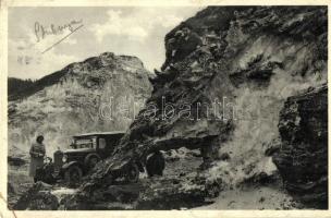 Stubnyafürdő, Stubnianske Teplice; sziklák automobillal / rocks with automobile (EK)