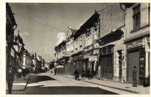 Rimaszombat, Rimavská Sobota; Deák Ferenc utca, Lovass Béla és Kalocsay Gyula üzlete, Rábely József könyvkereskedése és saját kiadású lapja / street, shops