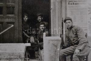 1919 Budapest, gépfegyveres őrség egy középület kapujában a június 24-i ellenforradalom utáni napokb...