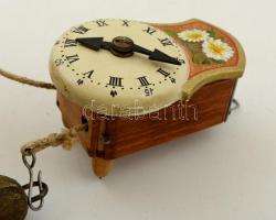 Különleges, fából készült óra, részben fa és zsineg szerkezettel, kézzel festett fa számlappal. Műkö...