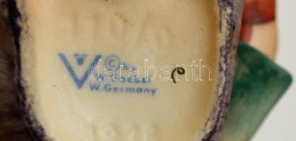 Goebel harmonikázó kisfiú, kézzel festett, jelzett, apró kopásnyomokkal, m: 7,5 cm