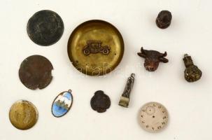 Kis fém tétel, benne 1900 körüli fém címkék (hangszer, címeres, egyéb) bronz bikafej, szecessziós szivarvágó, szecessziós női fej