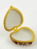 Szív alakú porcelán ékszertartó dobozka, matricás, jelzés, hibátlan, 7x7x2 cm