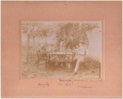 1907 Pandorf. kártyázó társaság. Hátoldalán jelzett fotó Goetzloff Oszkár, Nezsider / 1907 Pandorf, Burgenland, card playing company. Sealed photo on cartboard 27x22 cm