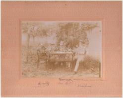 1907 Pandorf. kártyázó társaság. Hátoldalán jelzett fotó &quot;Goetzloff Oszkár, Nezsider&quot;  / 1907 Pandorf, Burgenland, card playing company. Sealed photo on cartboard 27x22 cm