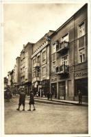 Ungvár, Uzhorod; Utcarészlet, vendéglő, Schneck, Hecht üzletei / street, restaurant, shops