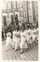 1934 Kassa, Kosice; Templom, vallási körmenet, lányok / church, religious procession, girls