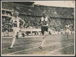 1936 Az ausztrál Gerald Backhouse nyeri a 800 méteres futás 4. előfutamát Szabó Miklóssal szemben a Berlini olimpián; sajtófotó a hátodalán feliratozva, pecsételve / Der vierte Vorlauf des 800 m Laufs endete mit einem Siege des Australiers Backhouse vor Szabo, 18×24 cm