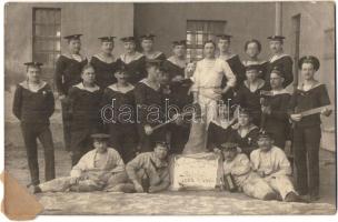 1912 Budapest III. Óbuda, Tengerészeti különítmény csoportképe "Zur Erinnerung an den letzten Stockfisch 1908-1912" / K.u.K. Navy mariners, Knöpfler Gyula photo (ragasztónyom / gluemark)