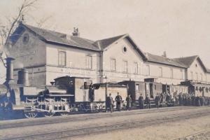1908 A m. kir. Államvasutak Új Dálja vasútállomása. A MÁV iskola tanulóival megtelt vonat. Fotó mére...