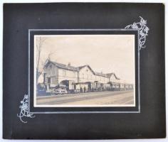 1908 A m. kir. Államvasutak Új Dálja vasútállomása. A MÁV iskola tanulóival megtelt vonat. Fotó mére...