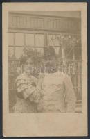 cca 1910-1914 Hölgy katonával, fotólap, 14x9 cm