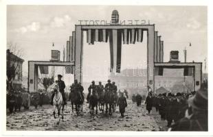 1938 Kassa, Kosice; bevonulás, Horthy Miklós, díszkapu / entry of the Hungarian troops, Horthy, gate