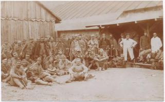 Első világháborús K.u.K. fogolytábor, katonák, csoportkép a fertőtlenítő előtt / WWI K.u.K. prisoners of war camp, soldiers, disinfectant, group photo (EK)