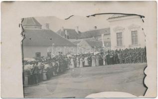 ~1903 Mór, szüreti bál, párok ünneplő ruhában katonai zenekarral, photo