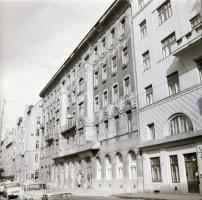 1967-1974 Budapesti városképek és épületfotók, 13 db szabadon felhasználható vintage negatív, 6x6 cm...