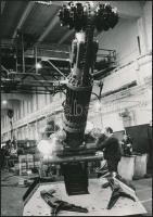 cca 1980 Szénfejtő és rakodó gép a gépgyárban és Lyukóbányán, a frontfejtésen, 2 db vintage fotó, 16x23 cm