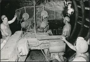 cca 1980 Szénfejtő és rakodó gép a gépgyárban és Lyukóbányán, a frontfejtésen, 2 db vintage fotó, 16...