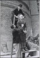 1945 Budapest, háborús bűnös nyilvános kivégzése, 2 db vintage negatívról készült mai nagyítás 18x25...