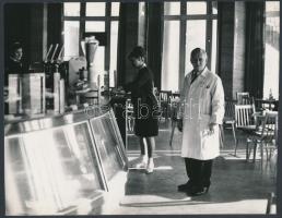 cca 1965 Budapesti életképek, 6 db vintage fotó, 22x18 cm